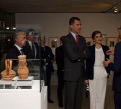 Sus Majestades los Reyes atienden a las explicaciones del director general de la Fundación San Sebastián 2016, Pablo Berástegui
